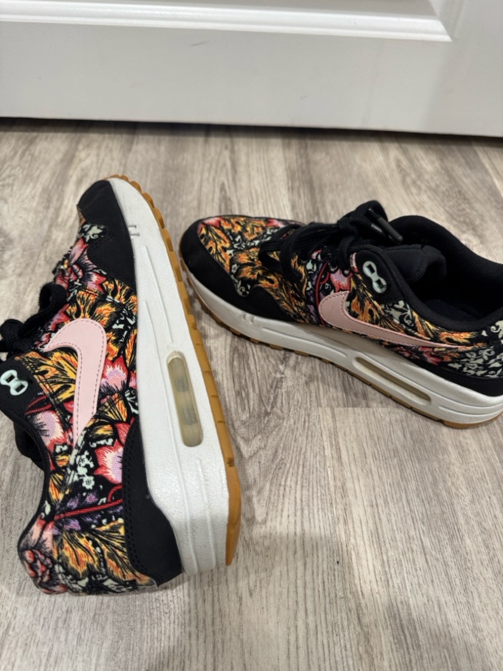 Nike Air Max Floral Print Sneakers Women’s Size 7.5 Black Multi Color Streetwear - Picture 4 of 6
